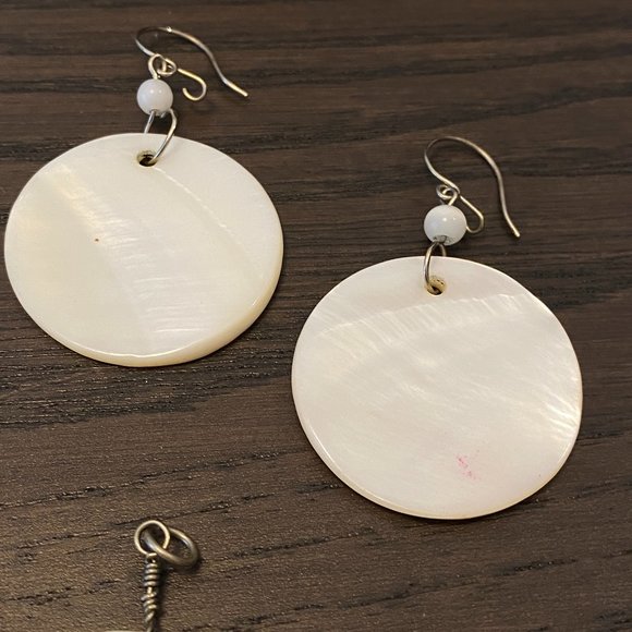 White Seashells Pierced Earrings and Matching Pendant Round Penny Shape - Picture 2 of 3